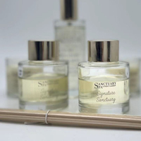 Diffuseur d'huiles essentielles en verre carré de luxe, sans flamme, avec fleurs séchées et bâtonnets en rotin, parfum et couleur personnalisés