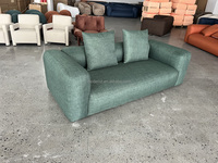 Canapé de luxe à assise profonde et arrondie, fauteuil en tissu marron de haute qualité, canapé moderne minimaliste pour salon avec coussins assortis