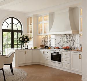 Meubles de cuisine de luxe sur mesure BALOM - Armoires classiques blanches avec un grand espace de rangement et une conception de porte en verre - Product Image 4