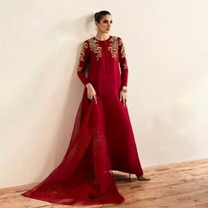 Robe fourreau formelle rouge en satin 100% soie, longueur ras du sol, anti-plis, broderie perlée, col montant, manches longues - Product Image 1