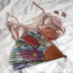 Éventail à main vintage de haute qualité avec motifs floraux variés, en fer et bois - Product Image 5