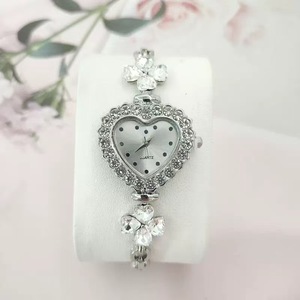 Elegante Reloj de Mujer con Cristal en Forma de Corazón, Estilo Lujoso, Accesorio de Pulsera de Cuarzo - Product Image 5