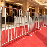 Barrière de contrôle des foules en métal avec revêtement en poudre, connectable par emboîtement, barrière portable pour la gestion des foules lors de rassemblements publics