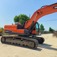 Excavatrice sur chenilles Doosan DX220 d'occasion, faible nombre d'heures de fonctionnement, d'origine coréenne, 20 tonnes, pour travaux de construction moyens, à vendre.
