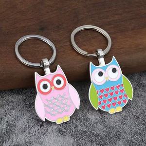 Único búho de dibujos animados esmalte llavero de metal regalo de negocios con diseño inusual - Product Image 1