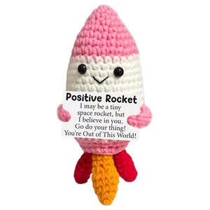 Nouvelle poupée fusée à énergie positive en <span class=keywords><strong>crochet</strong></span> fait main (modèle fusée tenant une carte) – Ornement volant créatif en fil - Product Image 5