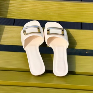 Sandales plates noires en cuir pour femmes avec boucle métallique dorée, à enfiler, décontractées pour l'été, la plage et les loisirs - Product Image 5