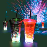 16オンスのプラスチック製の暗闇で光るLEDガラスハロウィンパーティーグラスは、子供用の蓋とパイプで飲用カップを照らします