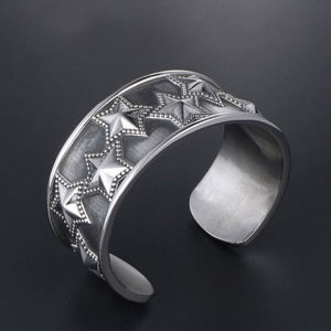 Bracelet ouvert large en acier titane pour homme, style punk rétro européen et américain, avec étoile à cinq branches SZ042 - Product Image 2