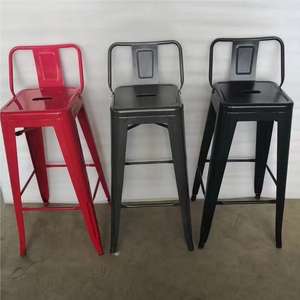 كرسي بار معدني عالي بتصميم صناعي مع مقعد خشبي طبيعي، قابل للتكديس للاستخدام الخارجي، ديكور لوفت، مناسب للبارات والمقاهي والفنادق والمطاعم، تصميم مريح - Product Image 1