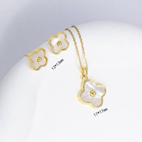 Ensemble collier et boucles d'oreilles pendentif trèfle à quatre feuilles classique en cuivre haut de gamme pour mariage, fiançailles, anniversaire, fête et usage quotidien (vente en gros)