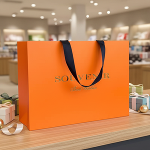 حقيبة تسوق فاخرة مطلية بالورق المعاد تدويره ، حبل قطني ، شعار مخصص ، طباعة الشاشة بالتفصيل ، النقش/Debossing للهدايا - Product Image 1