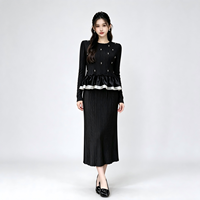 Ensemble plissé de luxe à expédition rapide, chemisier et jupe peplum sophistiqués, tenue élégante pour les occasions sociales, idéal pour les boutiques.
