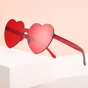 نظارة شمسية CONCHEN 2024 رخيصة الثمن ترويجية بلون وردي للنساء نظارة جميلة بدون إطار على شكل قلب مخصصة وعصرية - Product Image 3