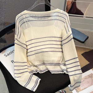 Ensemble pull en tricot fin rayé pour femmes, haut d'été deux pièces en polyester noir et blanc ZY51 - Product Image 2