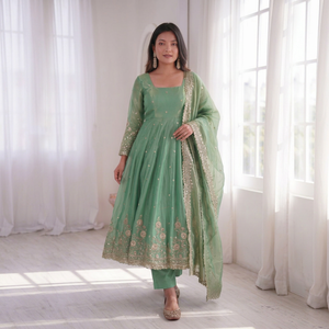 Costume Anarkali vert brodé avec dupatta, tenue traditionnelle indienne et pakistanaise pour femmes, coupe ample, longueur midi, en soie, pour mariage - Product Image 1