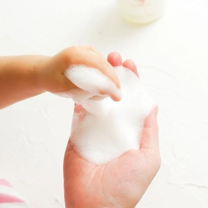 มาม่าแอนด์เบบี้ ออลอินวัน โฟมวอช ปรับสมดุลค่า pH อ่อนโยน ทำความสะอาดผิวหน้า ผม และผิวกาย พร้อมกรดอะมิโนและเบต้ากลูแคน 500 มล. - Product Image 3