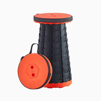 Elegante Taburete Plegable Retráctil Gris, Ideal para el Hogar, la Oficina y Uso en Exteriores, Tamaño 43.5 x 25 x 25 cm, Certificado CE, con Envío en Tres Días