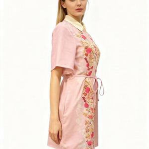 Camisa Casual de Oficina de Manga Corta para Mujer en Combinación de Colores Rosa y Amarillo con Estampados Florales en los Laterales - Product Image 2