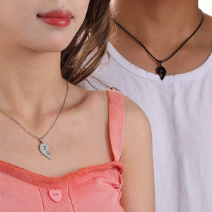 Ensemble de colliers pour <span class=keywords><strong>couple</strong></span> avec empreintes digitales <span class=keywords><strong>et</strong></span> cœur d'amour, collier avec pendentif étoile <span class=keywords><strong>et</strong></span> lune <span class=keywords><strong>noir</strong></span> <span class=keywords><strong>et</strong></span> <span class=keywords><strong>blanc</strong></span> gravé, Saint-Valentin - Product Image 4
