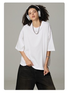 T-Shirt Lavorata a Maglia per Uomo, 100% Cotone, Oversize Vintage con Silhouette Architettonica, Taglio Moderno Contemporaneo, Eco-Friendly - Product Image 2