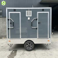 Remorque de toilettes mobiles de luxe Goeasy à 3 compartiments, équipée de sièges de toilettes, de robinets et d'un système de traitement des eaux usées.