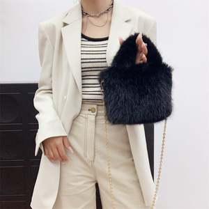 Luxe femmes fausse fourrure sac à bandoulière Simple couleur unie Cool chaîne en peluche dames messager fourre-tout sac à main à la mode - Product Image 4