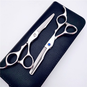 กรรไกรตัดผมใบมีดสีแดง 6 นิ้ว หัวตรง สแตนเลส 440C กรรไกรซอยผมมืออาชีพ สำหรับคนถนัดขวา - Product Image 1