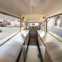 Camionnette alimentaire électrique rétro personnalisée Citroën avec machine à expresso commerciale pour affogato dans un centre artistique