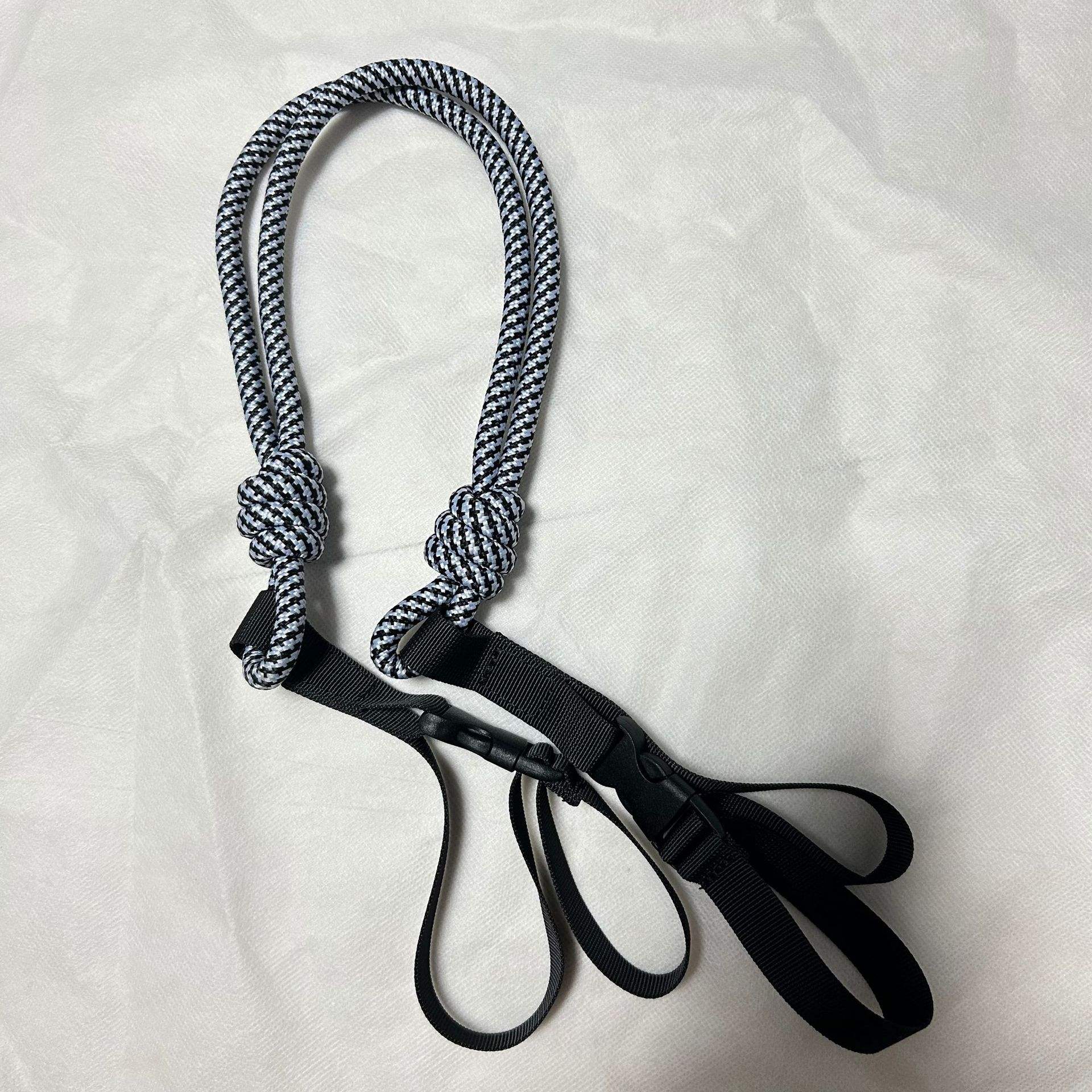 สายคล้องไหล่สีดำและสีเทา