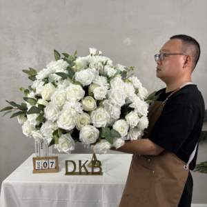 ดอกไม้ประดิษฐ์ทรงกลมหลากสีสไตล์โมเดิร์นแบบกำหนดเองได้ สำหรับตกแต่งโต๊ะงานแต่งงานระดับไฮเอนด์ ทำจากผ้าไหม - Product Image 6