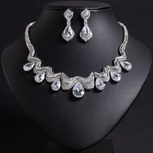 <span class=keywords><strong>2025</strong></span> venta al por mayor nupcial rojo lágrima onda curvada gargantilla collar y pendientes conjunto de lujo declaración joyería de boda - Product Image 3