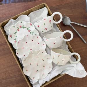 Juego de Tazas y Platos de Café de Cerámica Irregular Hechas a Mano en Corea 2025, Juego de Té de Porcelana, Tazas Bonitas, Venta al por Mayor de Fábrica - Product Image 1