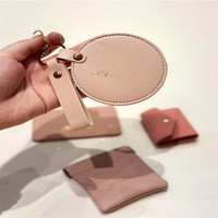 En gros, Ensemble cadeau de soins pour les lèvres brillants en cuir et acier inoxydable, comprenant un miroir de sac, un porte-clés et un pendentif, Pom