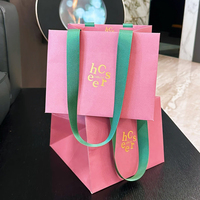 Sac de shopping personnalisé en papier kraft rose avec logos imprimés sur mesure pour les fêtes