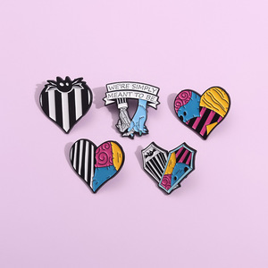Coppia siamo semplicemente pensati per essere teschio colorato con distintivo di cuore di Halloween gioielli regalo spilla in lega smalto spilla spilla con spilla - Product Image 2