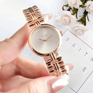 Reloj de oro para mujer a la moda, esfera minimalista, banda de metal brillante, elegante reloj de pulsera para uso diario. - Product Image 6