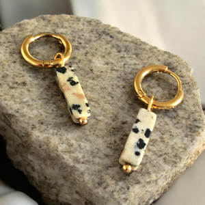Boucles d'oreilles créoles Huggie en acier inoxydable plaqué or 18 carats avec pendentif <span class=keywords><strong>barre</strong></span> en jaspe dalmatien naturel, bijoux pendantes en pierre pour femme - Product Image 1