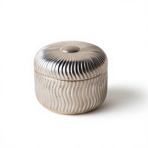 Boîte de rangement de luxe en métal argenté, ronde, pour fruits secs et dates, avec corps cannelé en spirale, couvercle à motif soleil et bouton plat - Product Image 1