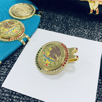 Pince à chapeau colorée rotative personnalisée avec insignes en alliage de conception de strass Logo en métal Accessoires de chapeau