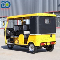 Tuk-tuks spacieux, confortables et stables à trois rangées de sièges, utilisés pour les visites touristiques, les trajets quotidiens et les déplacements publics sur de courtes distances