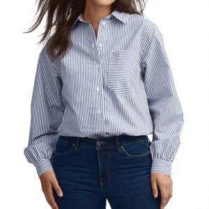 Camisa de mujer extragrande con rayas verticales, botones y bolsillo frontal - Product Image 1