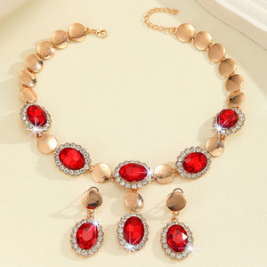 Ensemble collier et boucles d'oreilles en alliage de zinc doré et cristal rouge, style luxe léger, pour femme, nouvelle mode été, tendance européenne et américaine - Product Image 3