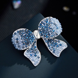 Broche simple et polyvalente en cristal dégradé avec nœud, <span class=keywords><strong>couleur</strong></span> <span class=keywords><strong>caramel</strong></span>, luxe léger, haut de gamme, en cuivre exquis et écologique - Product Image 4