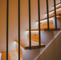 Escalier droit flottant Prima avec marches en bois massif sans poutre et main courante en verre pour maison de luxe