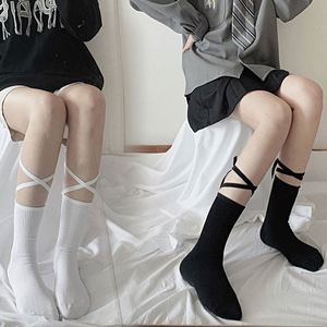 ถุงเท้าผ้าฝ้ายลายโลลิต้าแบบผูกเชือกสำหรับผู้หญิง ถุงเท้ากีฬาสีดำขาวแบบสั้น - Product Image 1