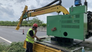 Tondeuse à ceinture verte de grande taille montée sur véhicule coupe-haie de grande taille pour plantes vertes médianes de pente en vente - Product Image 5