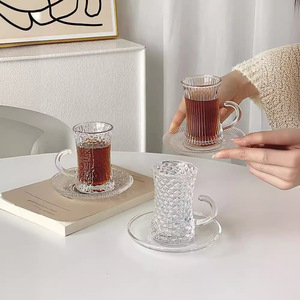 Set Tazza e Piattino da Caffè <span class=keywords><strong>Turco</strong></span> in Vetro Rosso con Manico, Design Moderno e Semplice, Raffinato per Tè del Pomeriggio - Product Image 3