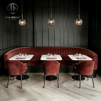 Juego de Muebles de Restaurante Modernos y Lujosos Ron Group, Asientos en Forma de L con Respaldo Alto, Silla de Terciopelo Rojo, Mesa Cuadrada de Mármol