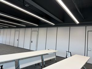 Solución de Partición MDF Operable Eléctricamente con Marco de Aluminio y Aislamiento Acústico para Espacios de Función Flexibles en Hoteles - Product Image 6